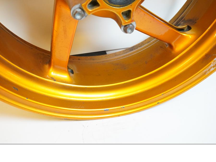 Höger sida på Fälg från en Aprilia SL 1000 Falco -2000 motorcykel.