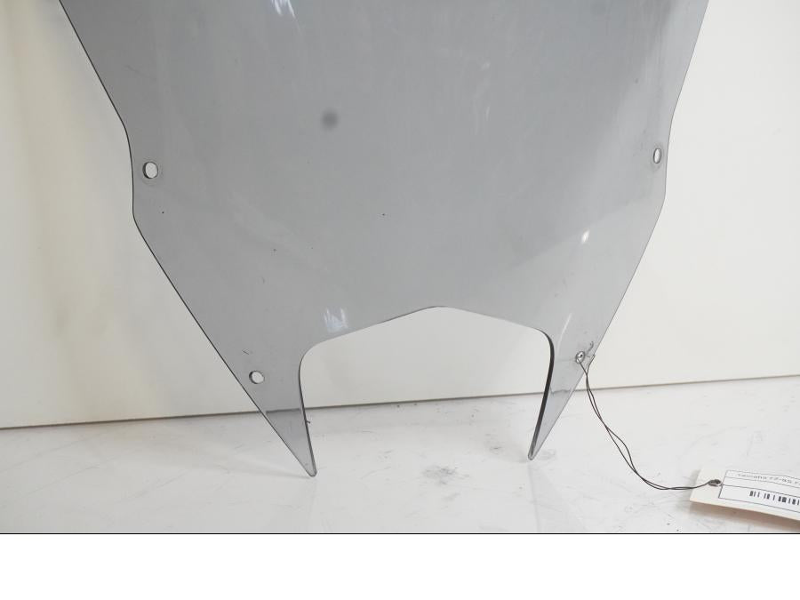 Baksidan på Vindruta från en Yamaha FZ-8 -2011 motorcykel.