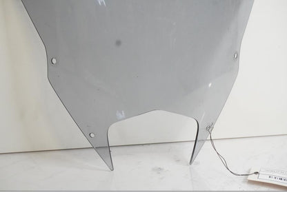 Baksidan på Vindruta från en Yamaha FZ-8 -2011 motorcykel.