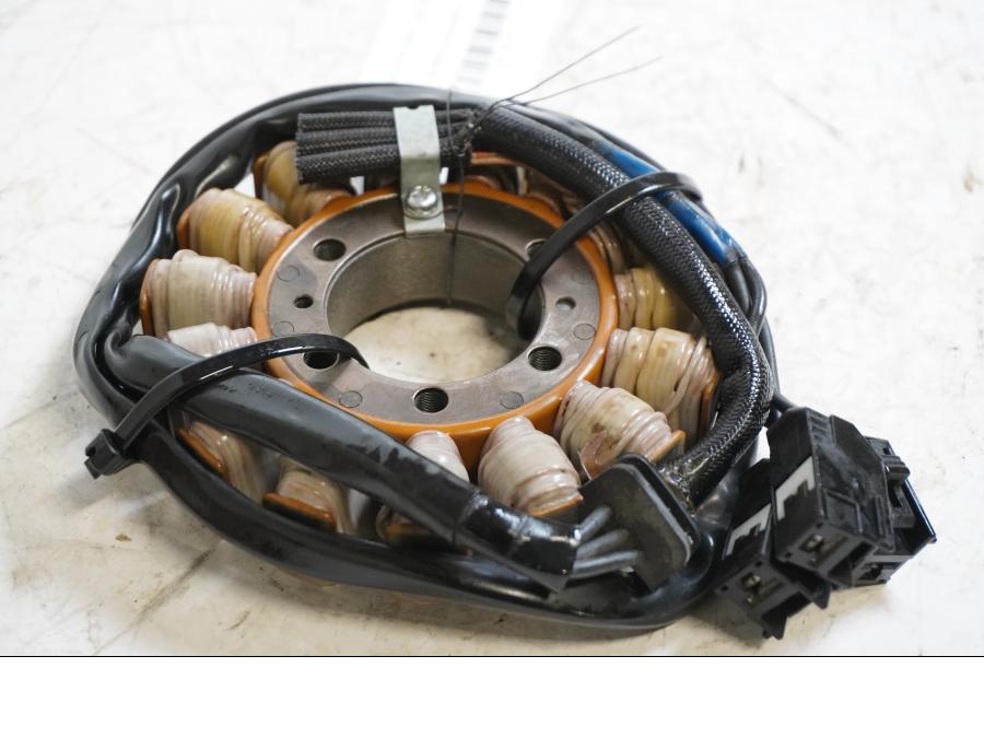 Framsidan på Generator från en Kawasaki GTR 1400 -2008 motorcykel.