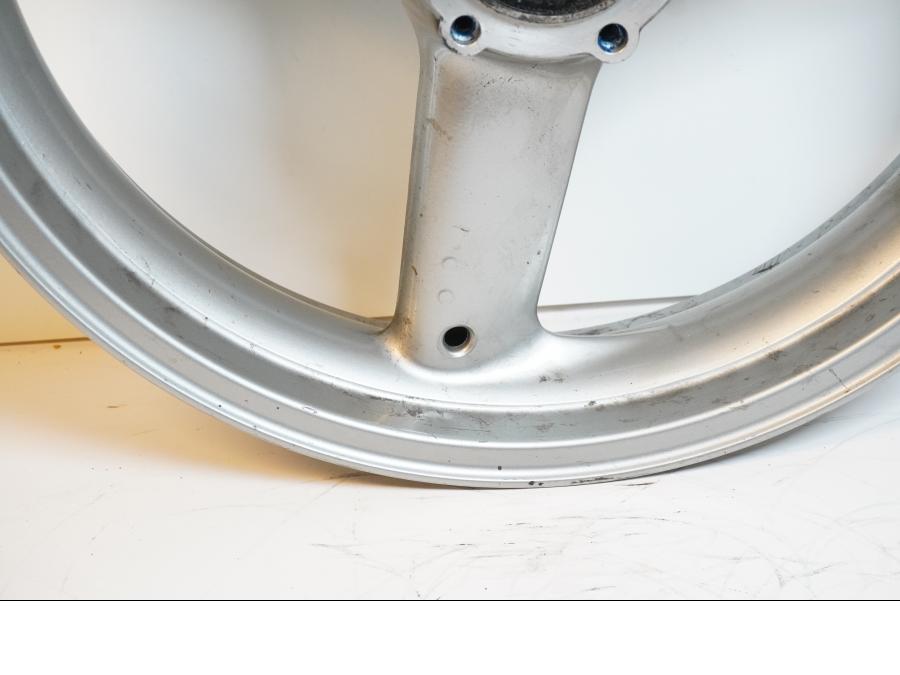 Snett uppifrån på Fälg från en Triumph Sprint RS -2004 motorcykel.