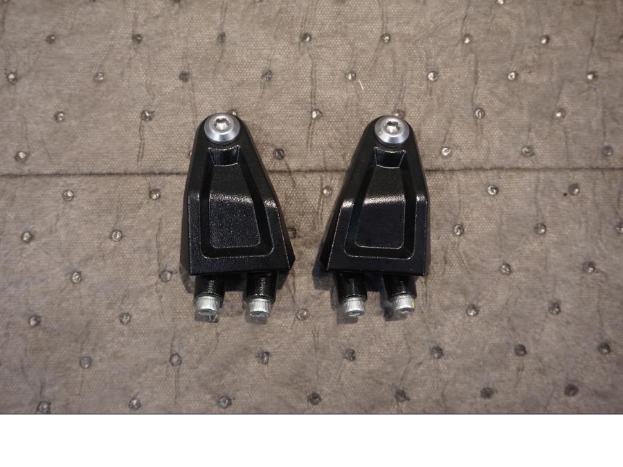 Framsidan på Instrumentpanelsfäste från en Yamaha V-Max 1700 -2010 motorcykel.