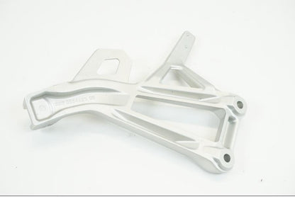 Höger sida på Fotpinnefäste från en BMW F 850 GS -2021 motorcykel.