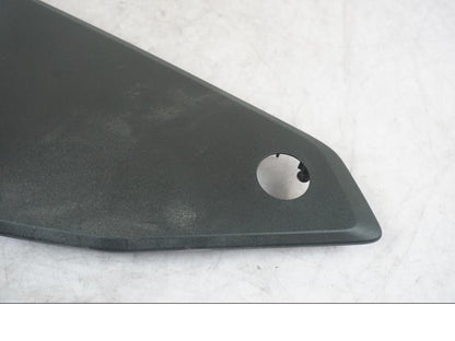 Baksidan på Sidopanel från en KTM 1290 Super Adventure S -2022 motorcykel.