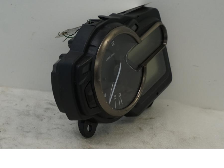 Vänster sida på Instrumentpanel från en Suzuki DL 1000 -2016 motorcykel.