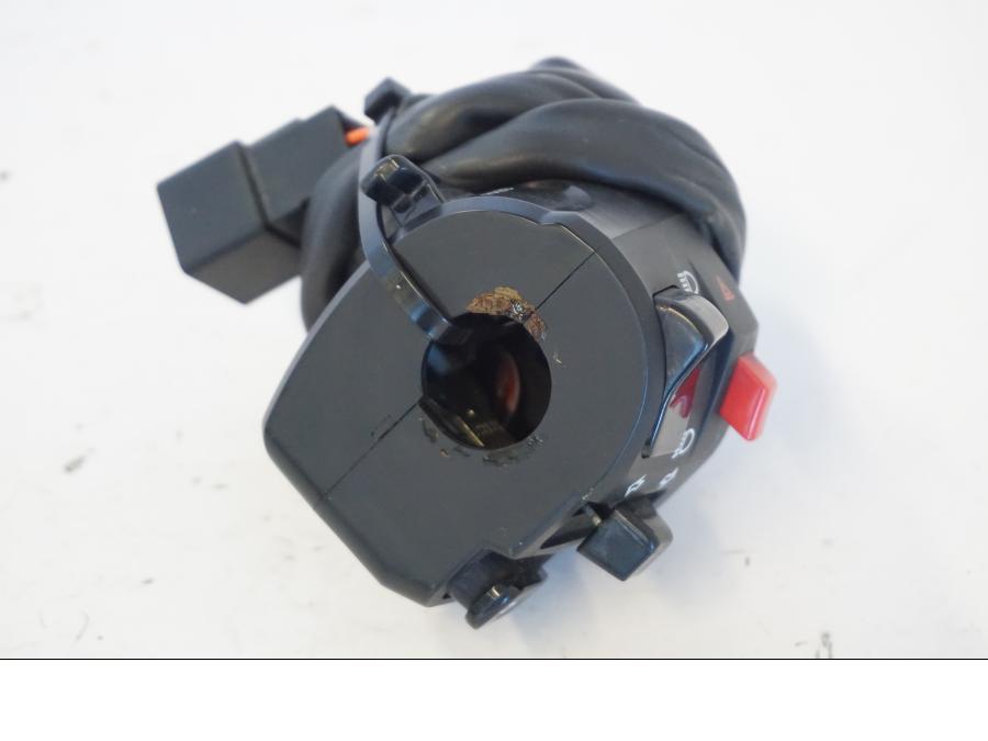 Snett uppifrån på Styrelreglage från en Kawasaki ER-6N -2012 motorcykel.