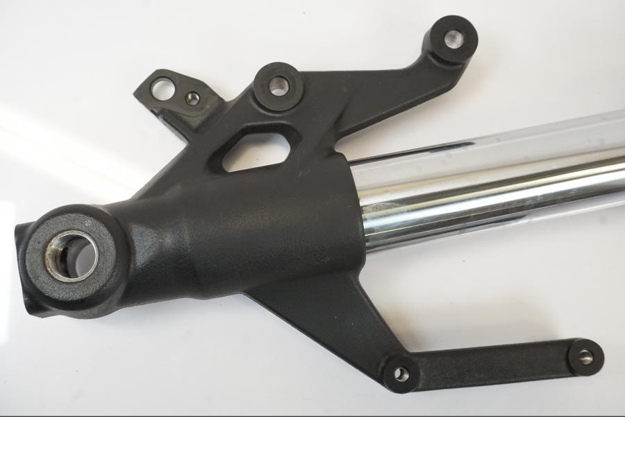 Höger sida på Gaffelben från en Triumph Trident -2021 motorcykel.