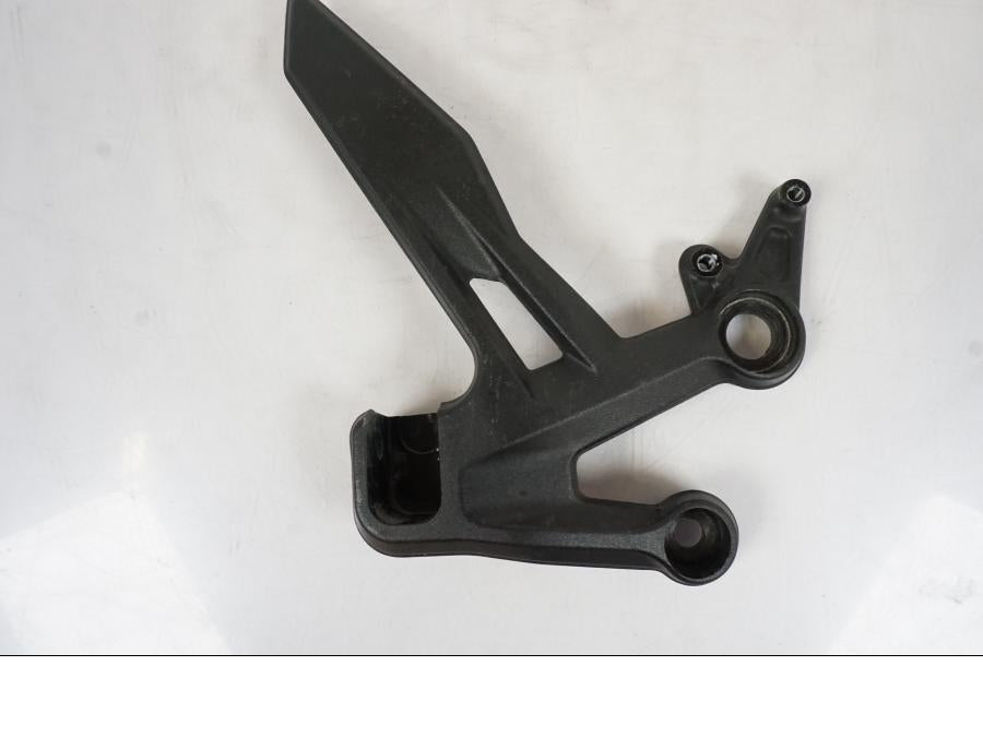 Framsidan på Fotpinnefäste från en KTM 790 Duke -2019 motorcykel.