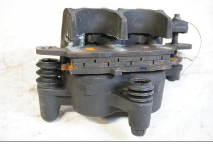 Höger sida på <p>Bromsok höger fram från Kawasaki ER-6N ABS 2014. Tokico. Två kolvs ok. Lättare skrapmärken på oket.</p>

<p>Okej skick.</p> motorcykel.