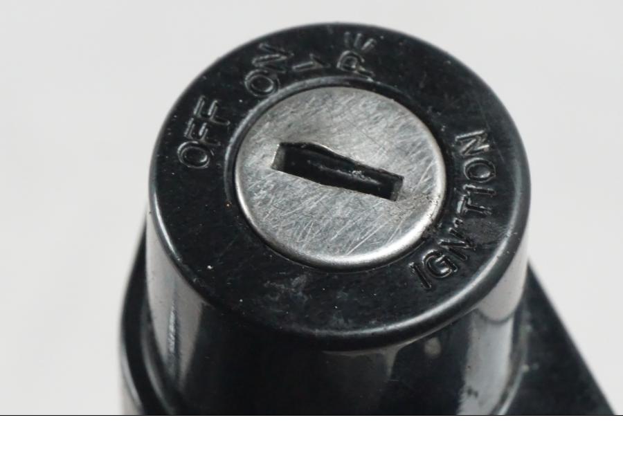 Snett uppifrån på <p>Låssats från Kawasaki VN 900 Classic 2008.</p>

<p>Tändningslås, tanklock, sadellås och 1st nyckel.</p> motorcykel.