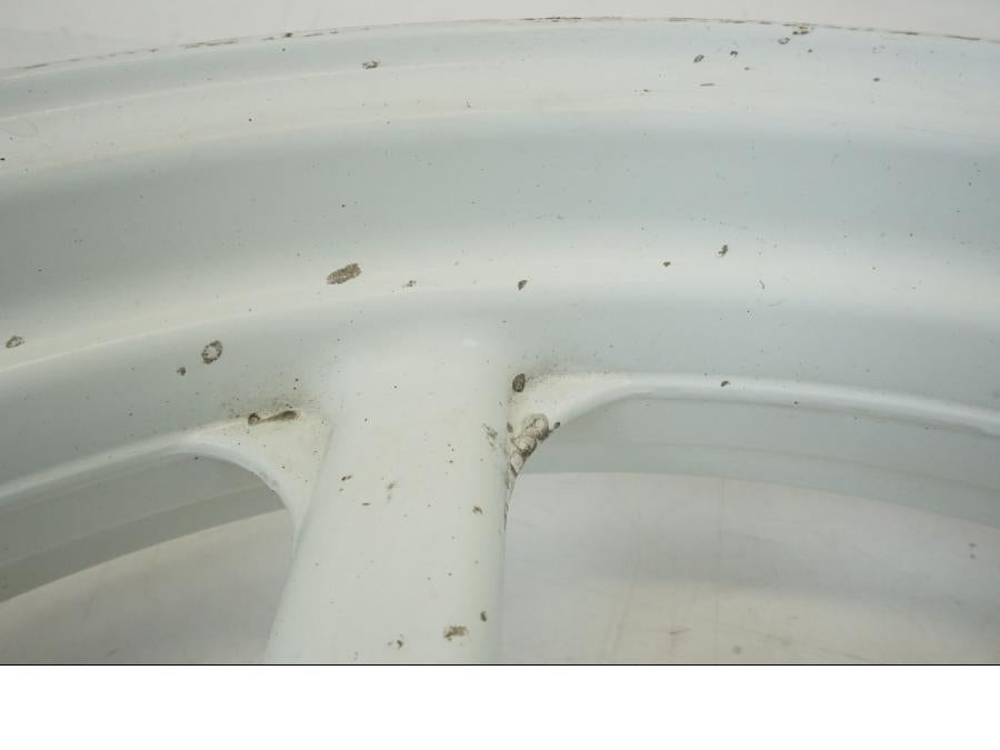 Snett nerifrån på Fälg från en Honda NSR 125 -1991 motorcykel.