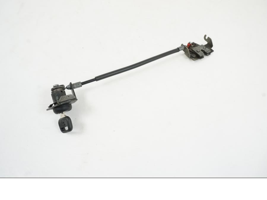 Framsidan på Sadellåsmekanism från en Yamaha BT 1100 -2003 motorcykel.