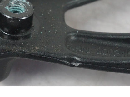 Snett nerifrån på Fotpinnefäste från en KTM 1290 Super Duke R -2022 motorcykel.