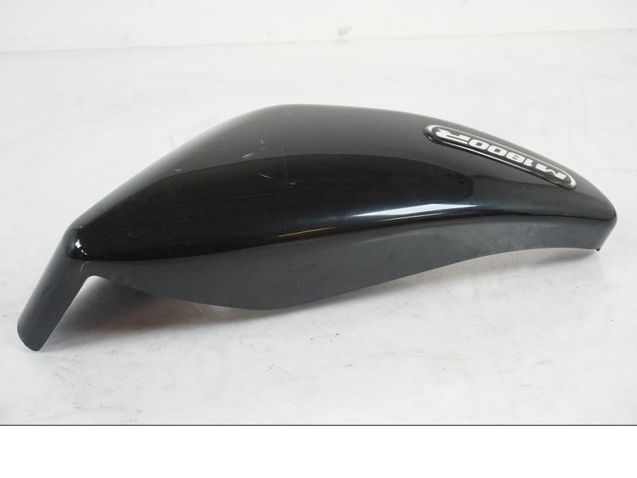 Snett nerifrån på Sidopanel från en Suzuki VZR 1800 -2009 motorcykel.