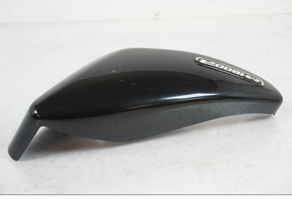 Snett nerifrån på Sidopanel från en Suzuki VZR 1800 -2009 motorcykel.