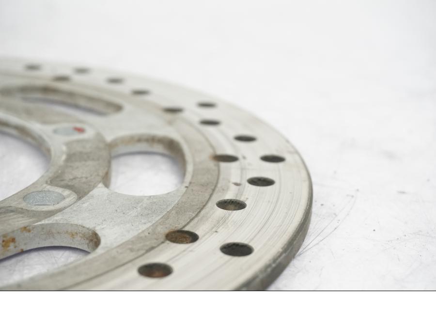 Baksidan på Bromsskiva från en Kawasaki VN 1600 Mean Streak -2004 motorcykel.