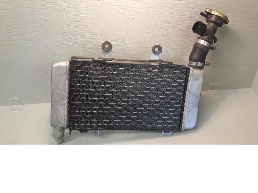 Framsidan på Vattenkyl från en Honda VFR 800 -2000 motorcykel.