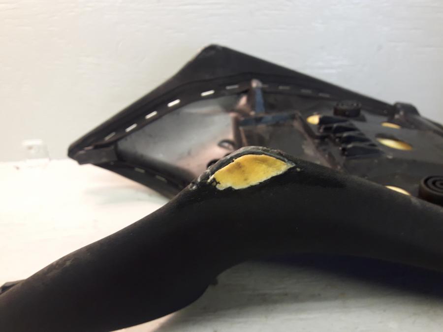 Snett nerifrån på Sadel från en Yamaha MT 125 -2017 motorcykel.