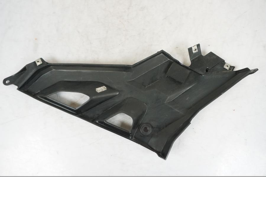 Snett uppifrån på Sidopanel från en Yamaha MT 125 -2017 motorcykel.