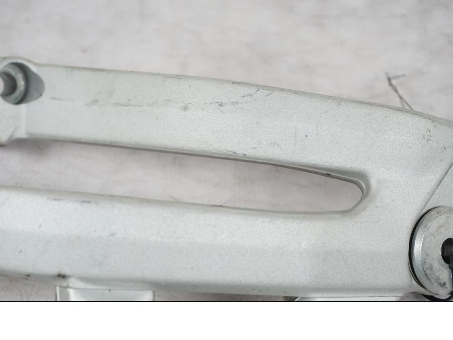 Vänster sida på Fotpinne från en KTM 690 SM R -2009 motorcykel.