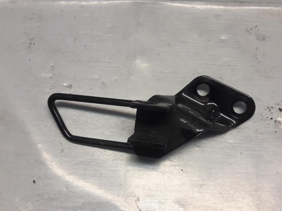 Framsidan på Fotpinnefäste från en Suzuki VL 800 -2009 motorcykel.