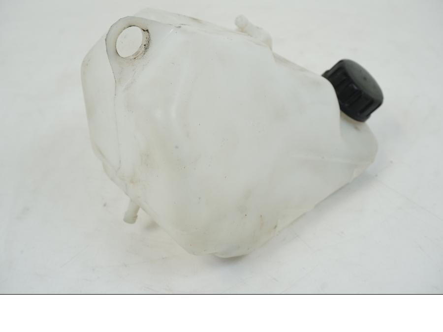 Snett uppifrån på Vattenexpansionskärl från en Kawasaki Z 750 -2006 motorcykel.