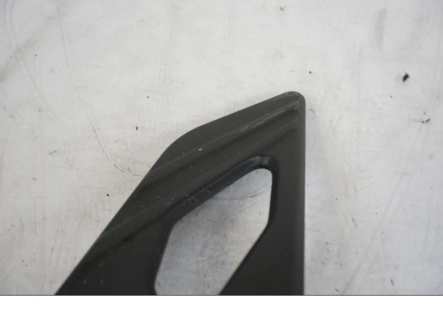 Vänster sida på Fotpinnefäste från en KTM 1290 Super Duke -2019 motorcykel.