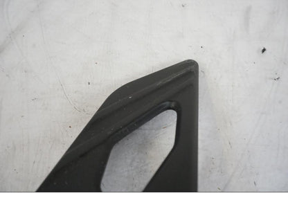 Vänster sida på Fotpinnefäste från en KTM 1290 Super Duke -2019 motorcykel.