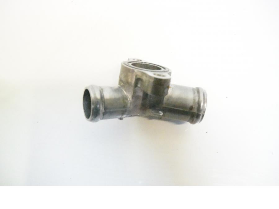 Framsidan på Vattenrör från en Honda VFR 800 -2005 motorcykel.