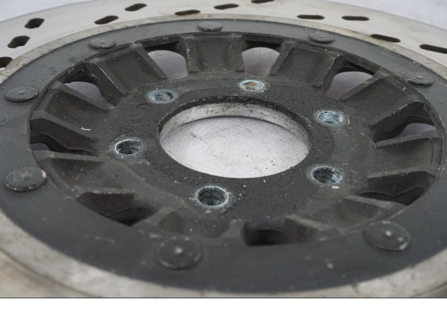 Snett nerifrån på Bromsskiva från en Suzuki GSX 550 EF -1985 motorcykel.