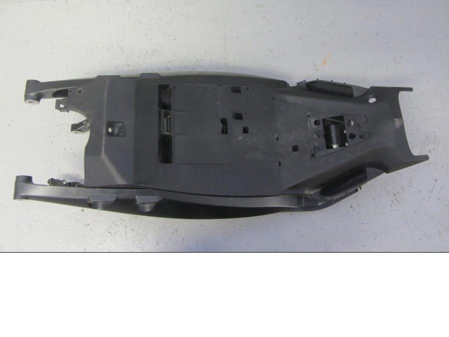 Vänster sida på Bakram från en Honda CB 1000 R -2010 motorcykel.