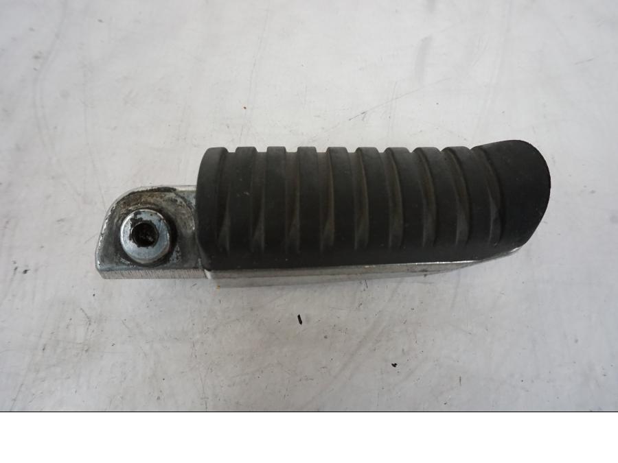 Snett nerifrån på Fotpinne från en Kawasaki ER-6N -2012 motorcykel.