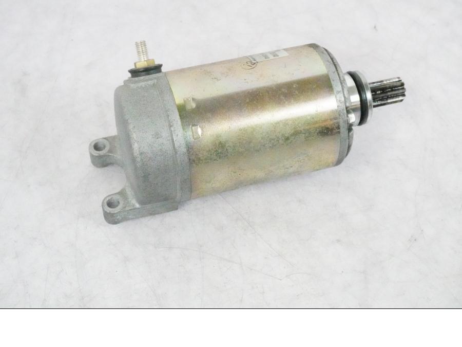 Baksidan på Startmotor från en BMW K 1200 S -2005 motorcykel.