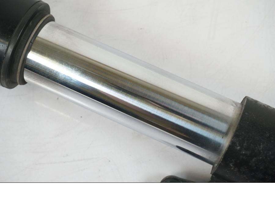 Höger sida på Gaffelben från en Aprilia RS 125 -2000 motorcykel.