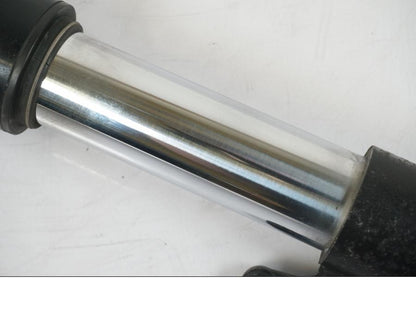 Höger sida på Gaffelben från en Aprilia RS 125 -2000 motorcykel.