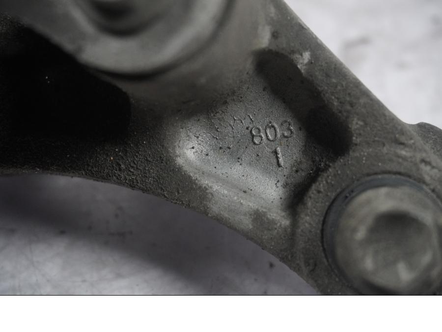 Snett uppifrån på Stötdämparlänkage från en Kawasaki ZX-10R -2008 motorcykel.