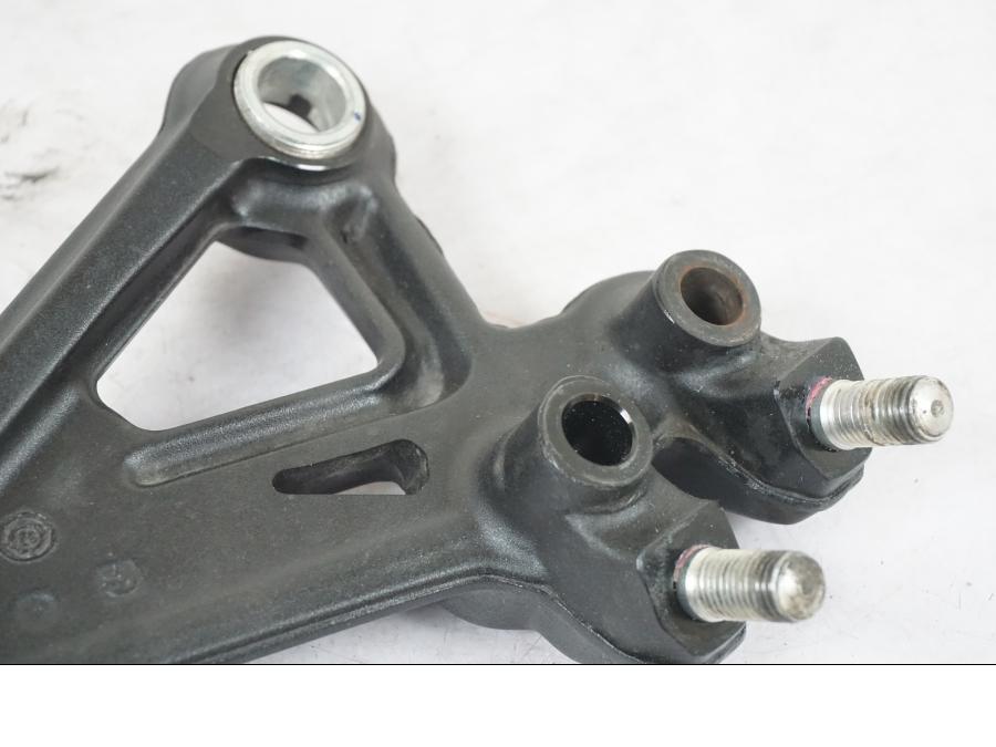 Snett nerifrån på Fotpinnefäste från en KTM 390 Duke -2018 motorcykel.