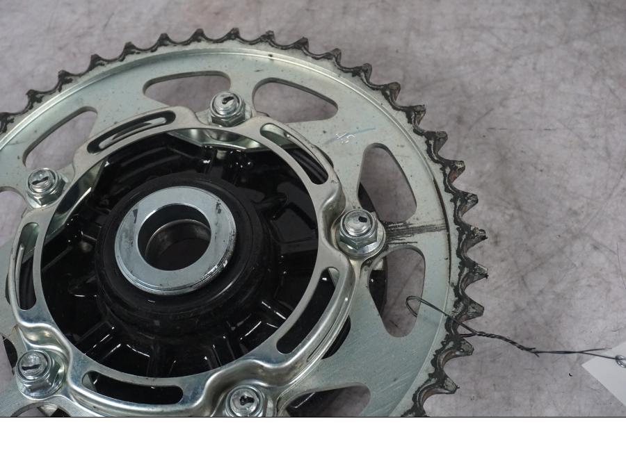 Vänster sida på Drevfäste från en Yamaha MT-09 -2024 motorcykel.