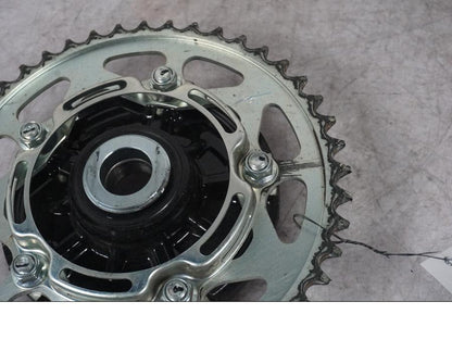 Vänster sida på Drevfäste från en Yamaha MT-09 -2024 motorcykel.