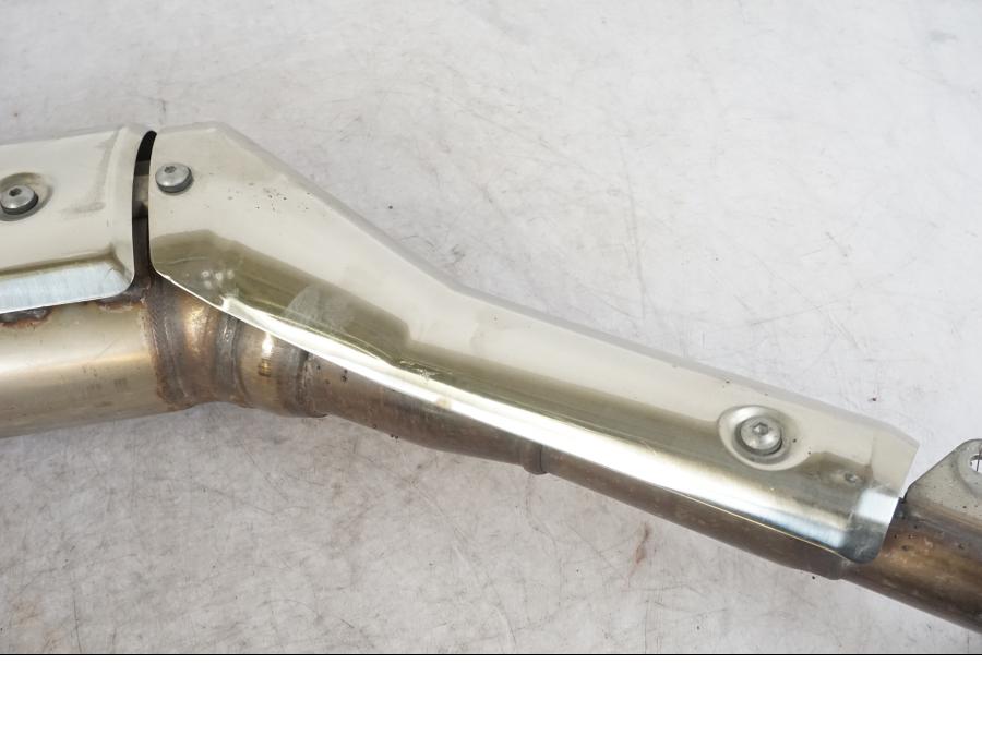 Höger sida på Ljuddämpare från en Honda XL 1000 V -2008 motorcykel.