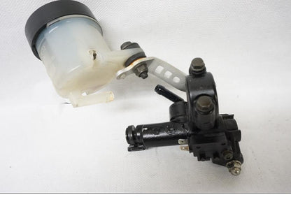 Framsidan på Bromshuvudcylinder från en Honda CBR 900 RR -1997 motorcykel.