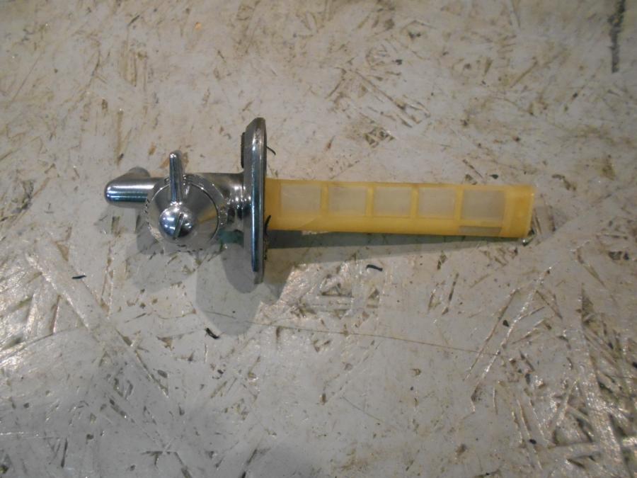 Framsidan på Bensinkran från en Suzuki VS 750 Intruder -1986 motorcykel.