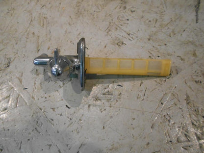 Framsidan på Bensinkran från en Suzuki VS 750 Intruder -1986 motorcykel.