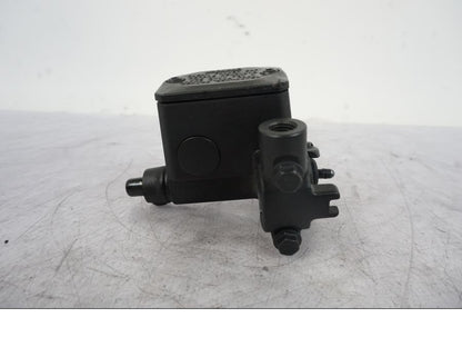 Snett uppifrån på Bromshuvudcylinder från en KTM 690 Duke -2014 motorcykel.