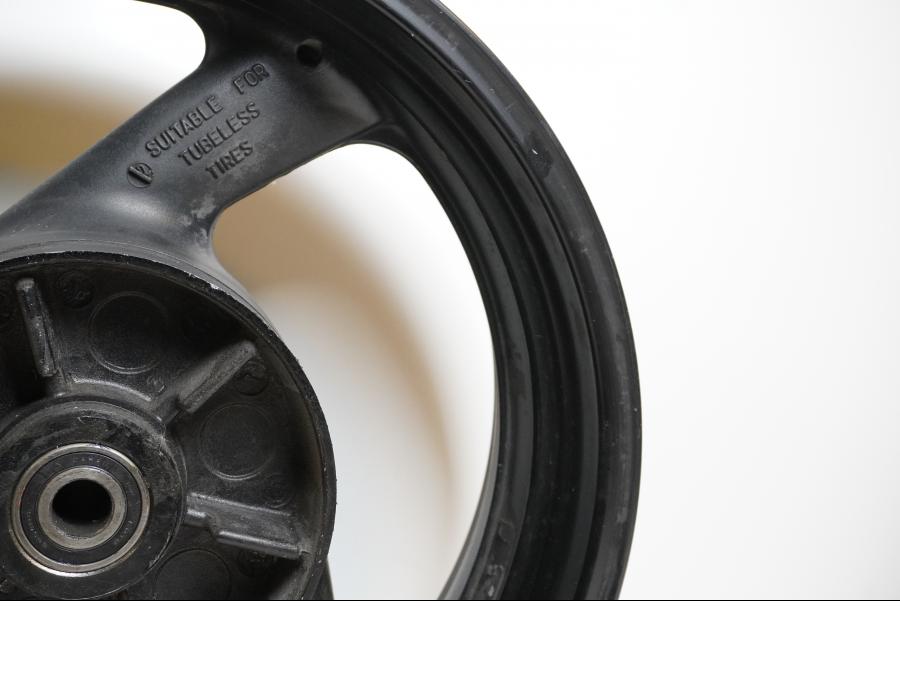 Vänster sida på Fälg från en Yamaha FZ-S 600 -1998 motorcykel.