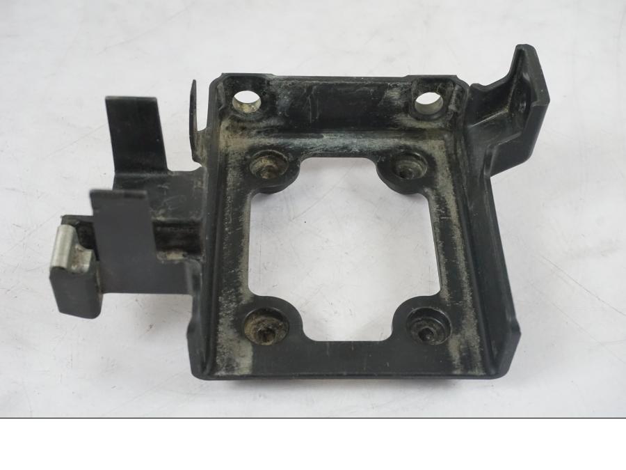 Baksidan på Batterihållare från en Kawasaki ZZ-R 1400 -2009 motorcykel.