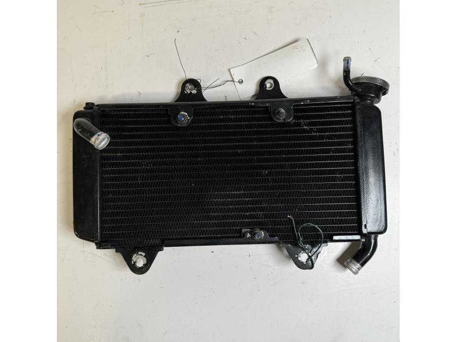 Baksidan på Vattenkyl från en KTM RC 390 -2019 motorcykel.