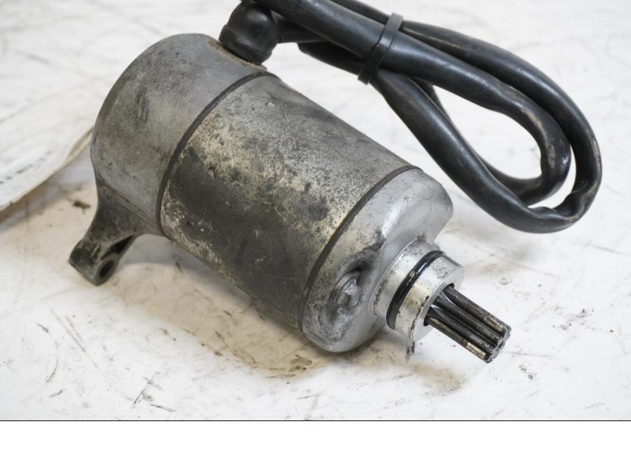 Framsidan på Startmotor från en Yamaha YZF 750 R -1993 motorcykel.