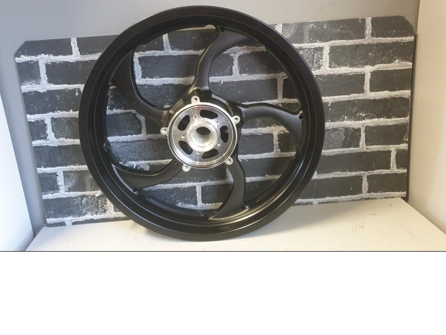 Baksidan på Fälg från en Yamaha V-Max 1700 -2012 motorcykel.