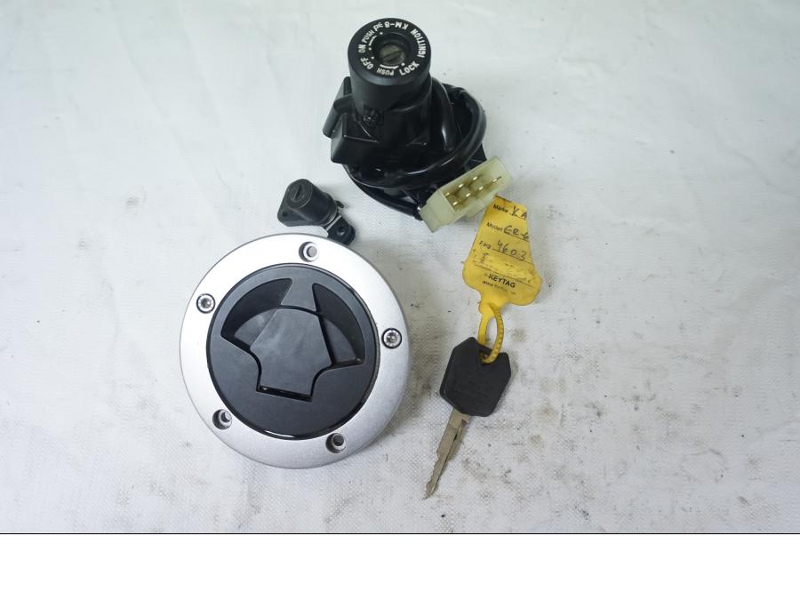 Framsidan på Låssats från en Kawasaki ER-6N -2006 motorcykel.